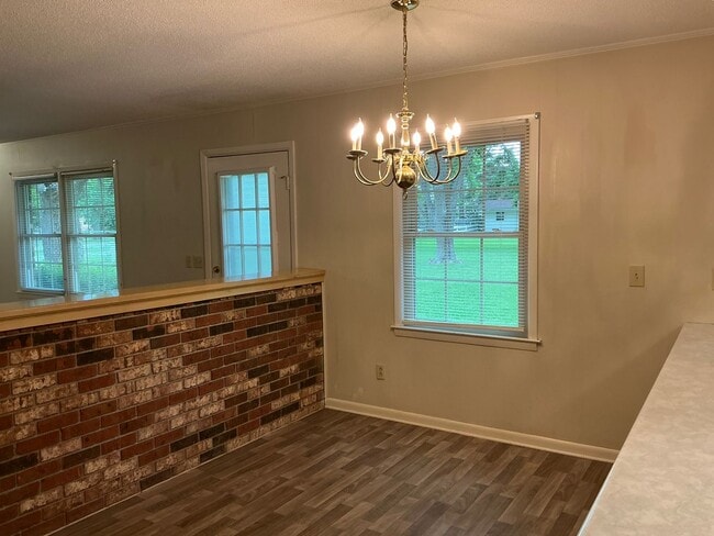 Building Photo - 2504 Mahan Dr