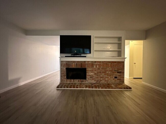 Building Photo - 7105 E Briarwood Dr