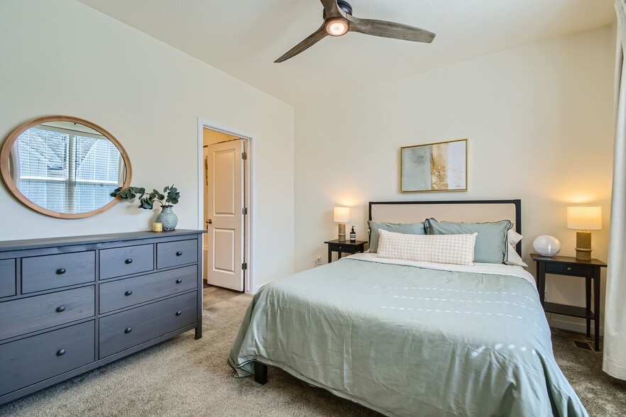 Master Suite Bed - 532 W Amherst Ave