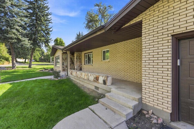 Building Photo - 650 Canyon Rd