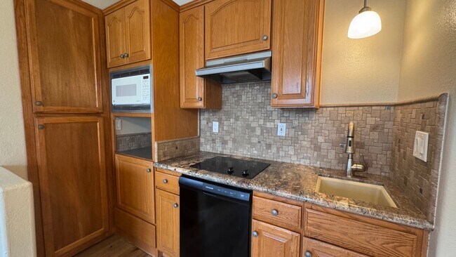 Building Photo - Unfurnished 1 Bedroom with AC and Private ...