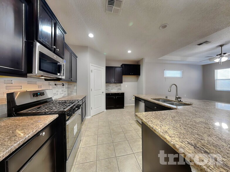 Building Photo - 1811 Camino Cancun