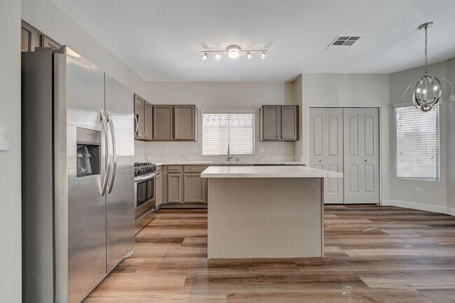 Building Photo - Gorgeous 5 Bedroom 3 Car Garage Home in th...