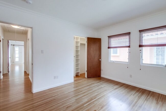 Building Photo - Charming 3 Bedroom Kensington Home