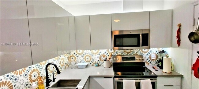 Building Photo - 2230 NE 56th Pl