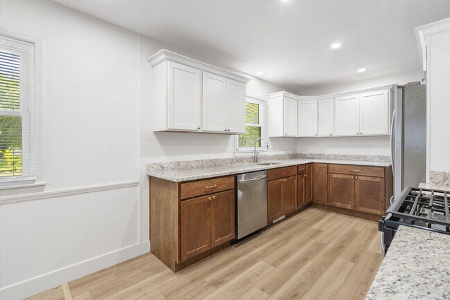Building Photo - 2302 S Hampton Ave