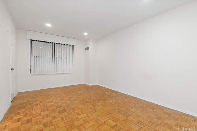 Building Photo - 12 Bond St