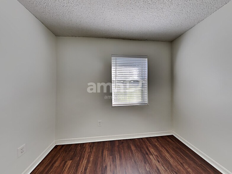 Building Photo - 332 SW Hollyhock Ct