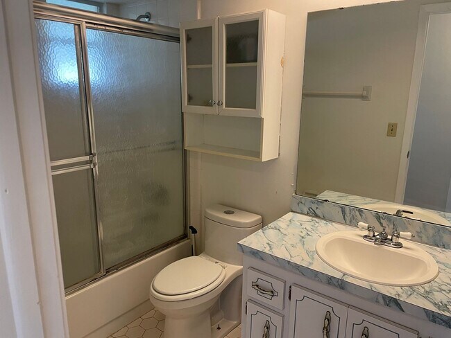 Building Photo - Large 3 Bedroom 2 Bath on Corner Lot!!