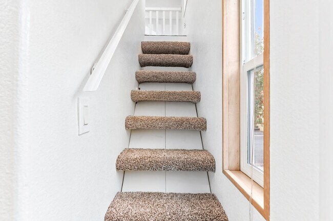 Building Photo - 1 Bed + 1 Bath +  IN THE PLEASURE POINT AREA OF SANTA CRUZ. $2300 Per Month