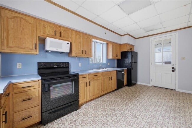 Building Photo - Spacious Victorian, over 2400 sq ft