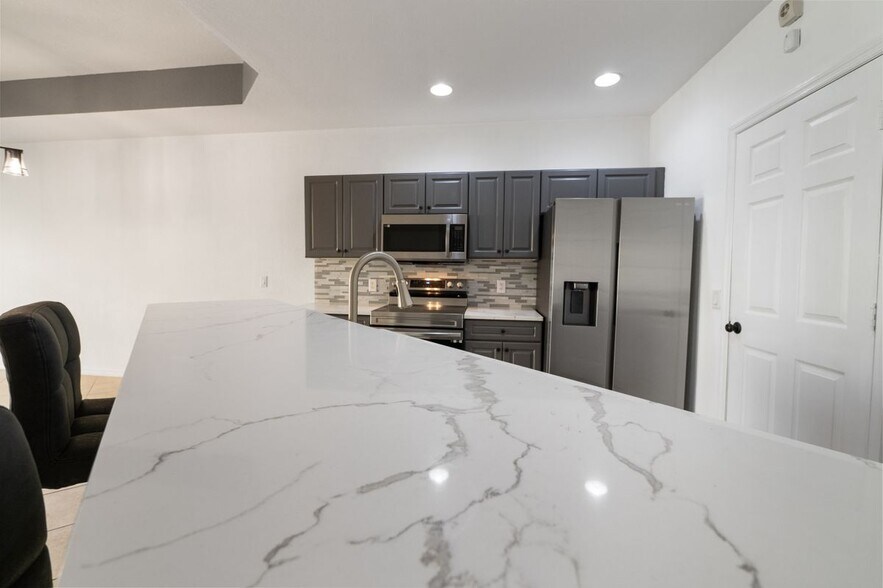 Building Photo - 16073 Via Solera Cir