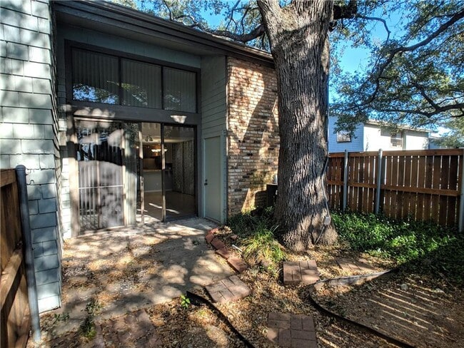 Building Photo - 7122 Wood Hollow Dr