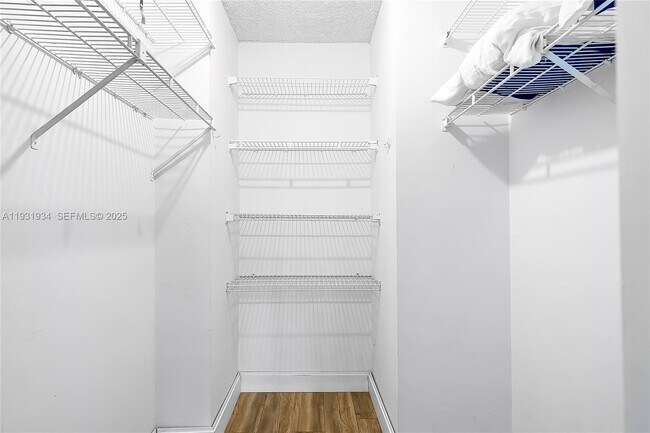 Building Photo - 400 Leslie Dr