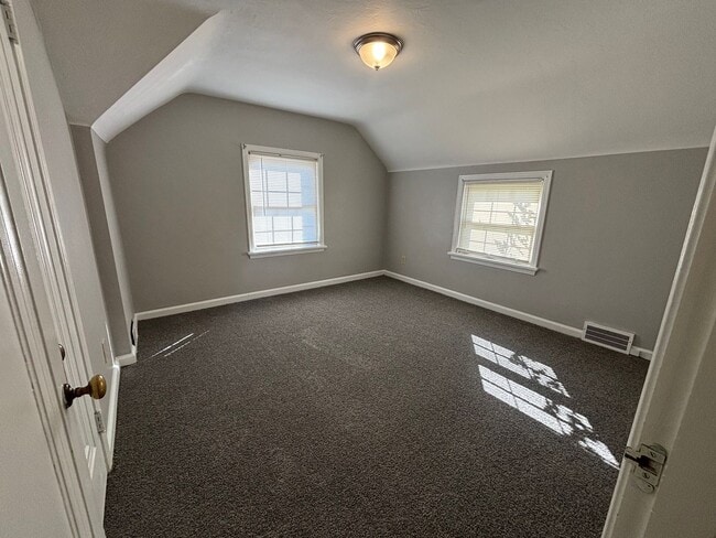 Building Photo - 3 Bedroom Home in Mt. Lebanon!