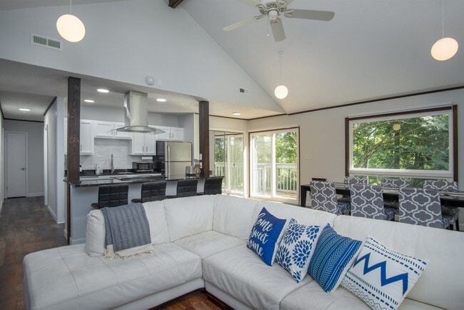 Building Photo - 28 Bass Lake Dr