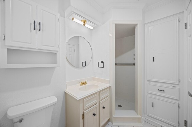 Building Photo - 25 Little John Ln