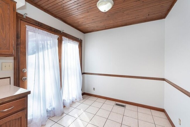 Building Photo - 3 Bedroom 2 Full Bath Ranch in Peaceful Geist Valley Estates