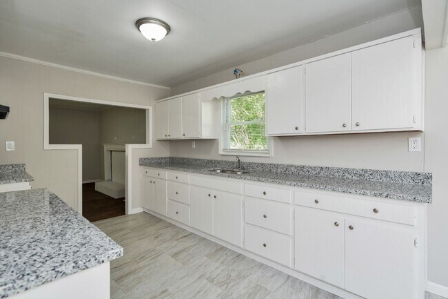 Building Photo - Exciting Opportunity! Charming 3 Bedroom Home in a Prime Location!