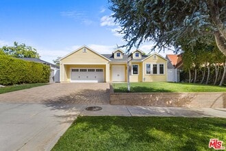 Building Photo - 209 25th St