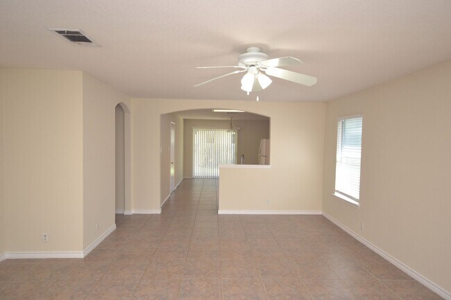 Building Photo - 3 Bedroom 2 Bath in Horizon Park