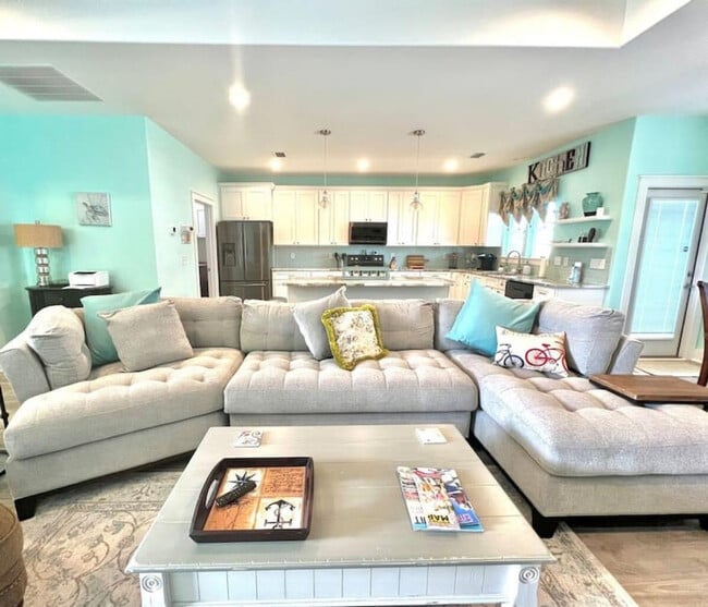 Building Photo - 5402 Pinetree Ave