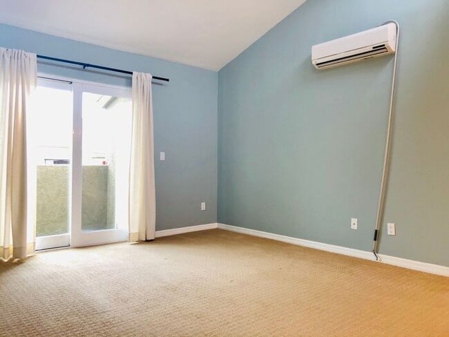 Building Photo - Sunny Top Floor 2BD/2BA Condo in Desirable...