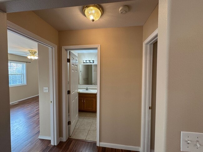 Building Photo - Freshly Painted Beautiful 3 Bedroom, 2 Bat...