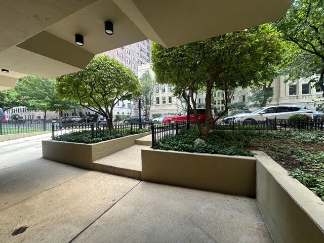 Building Photo - 420 W Aldine Ave