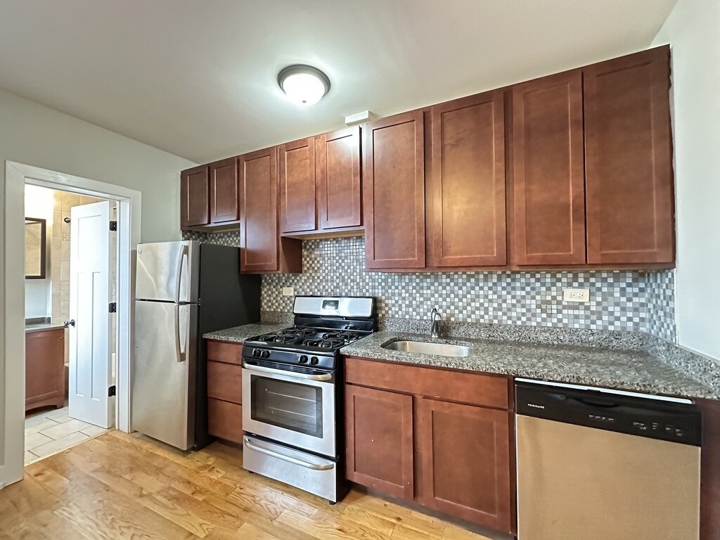 Building Photo - 852 W Diversey Pkwy