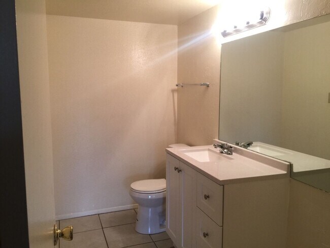 Building Photo - 1620 N Wilmot Rd