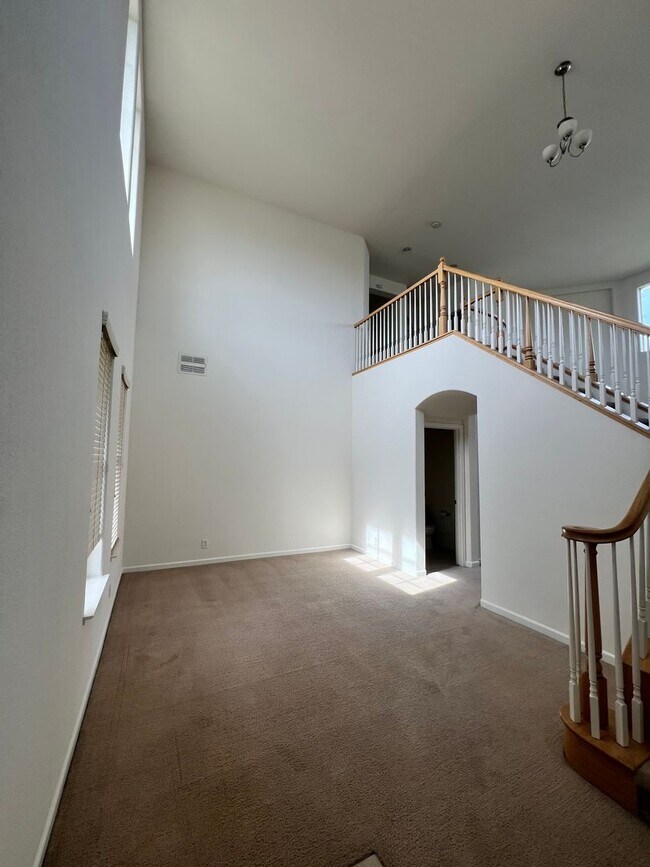 Building Photo - Luxury LAKEFRONT property!!!