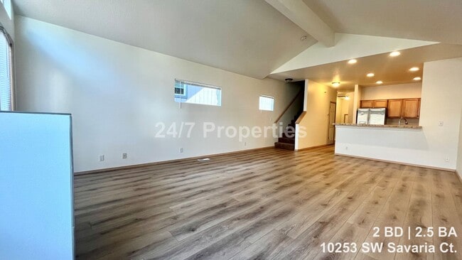 Building Photo - Spacious 2 BD | 2.5 BA Townhome w/ Vaulted Ceilings - Beaverton