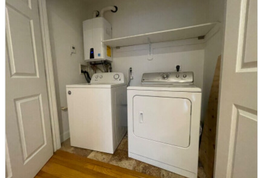 Building Photo - 59 Circuit St