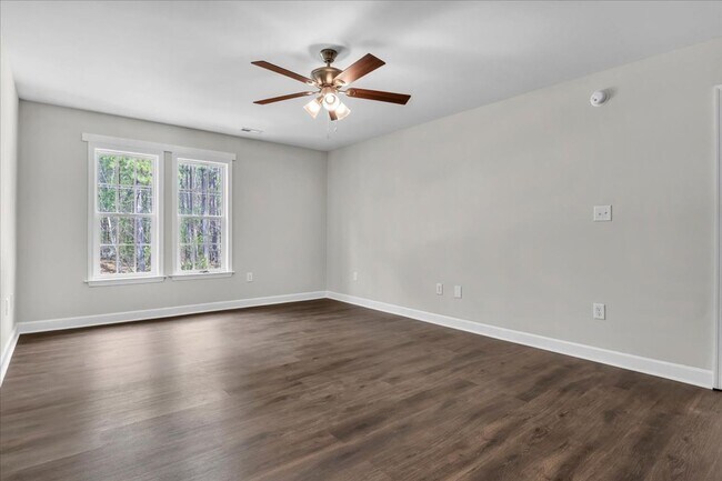 Building Photo - 3 Bedroom 2.5 Bathroom Home