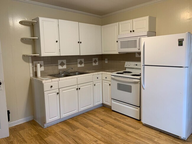 Building Photo - Cute 1 bed/1 bath Duplex