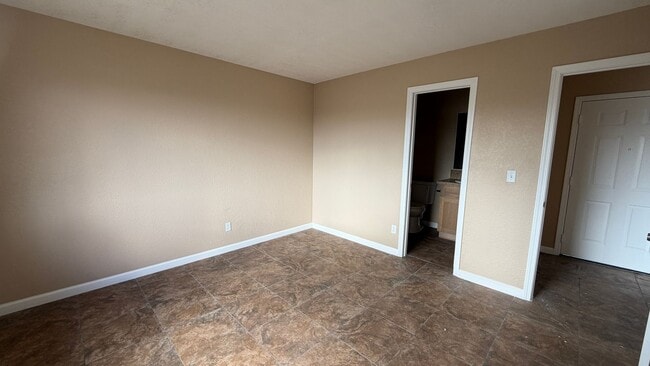 Building Photo - Three Bedroom Two Bathroom Apartment in San Bernardino!
