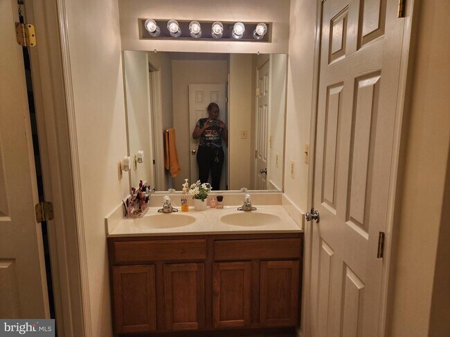 Building Photo - 20934 Freedom Run Dr