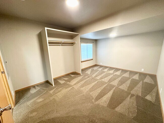Building Photo - Updated Townhouse in Ellenbsurg