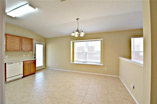 Building Photo - 1110 Henderson Dr