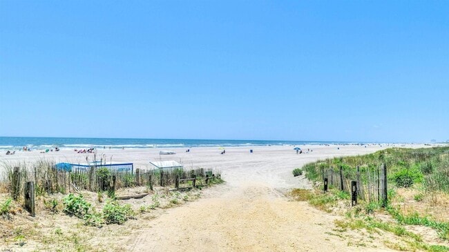 Building Photo - 108 S Montpelier Ave