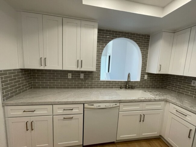 Building Photo - Beautiful 2 bedroom/2 bath end unit condo ...