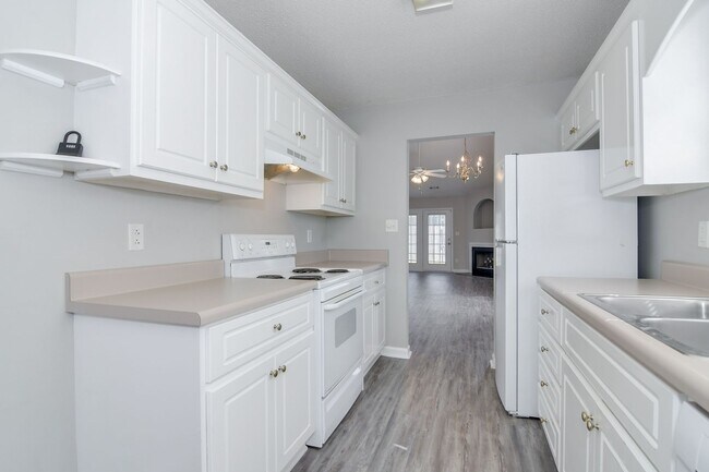 Building Photo - Updated 2 Bed 2 Bath Townhouse