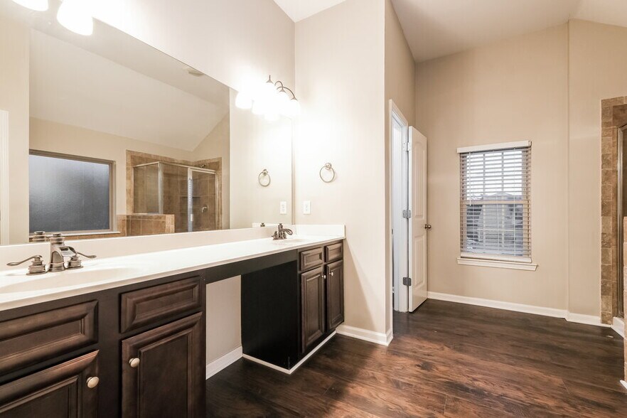 Building Photo - 559 Dahlia Dr