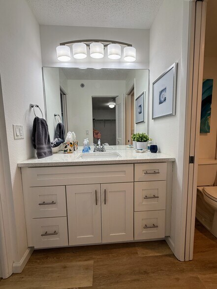 Primary Bathroom - 4530 Pinebrook Cir