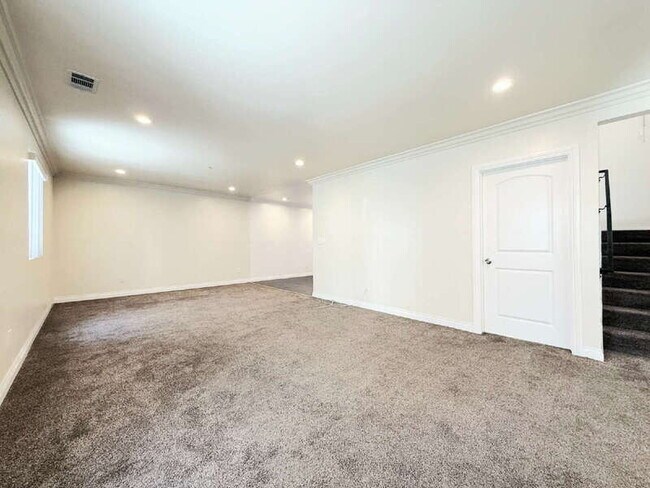 Building Photo - 116 W 50th St