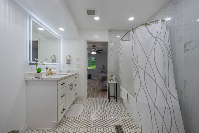 Building Photo - 28205 Meadow Oak Ln