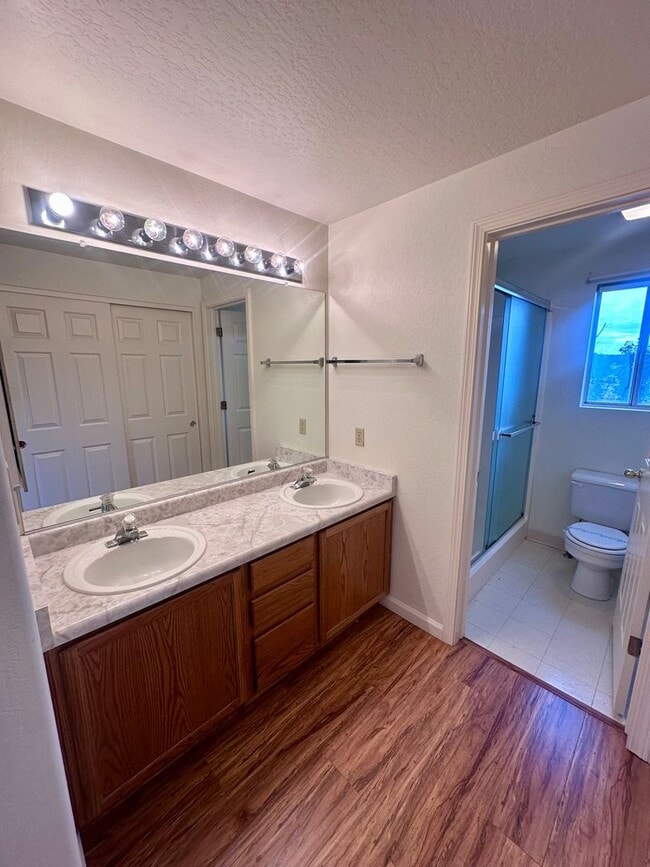 Building Photo - Spacious 3 Bedroom 2.5 Bath Home In NW Ren...
