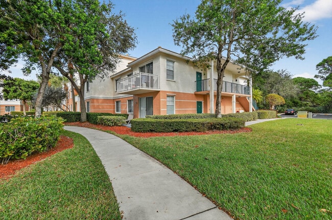 Building Photo - 3202 Myrtlewood Cir E