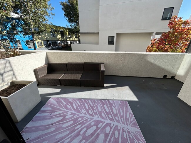 Building Photo - $1,000 OFF FIRST MONTH'S RENT!! Spacious 3 bedroom / 2.5 Bath Apartment in Emeryville, CA.